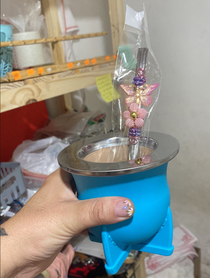 Mate azul con bombilla decorada